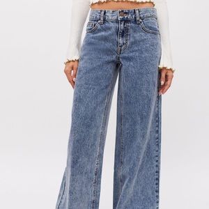 Urban Outfitters BDG Low Rise and Wide Leg Jean Size:30/ Wash:Light Blue